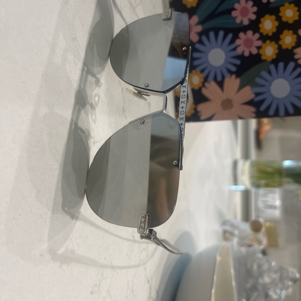 Louis Vuitton Ash Sunglasses - Picture 4 of 4